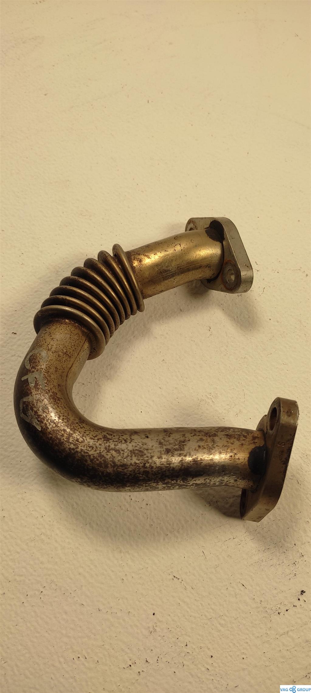 трубка системы рециркуляции EGR Volkswagen Passat B7 2013, 2.0 л., TDi, дизель, седан, CAY, CFH, 03P131521E, 03P131521B, CFF, CFG, CLL, CFW, CLN, CLJ, CFJ, CLC, CPY - фото №1