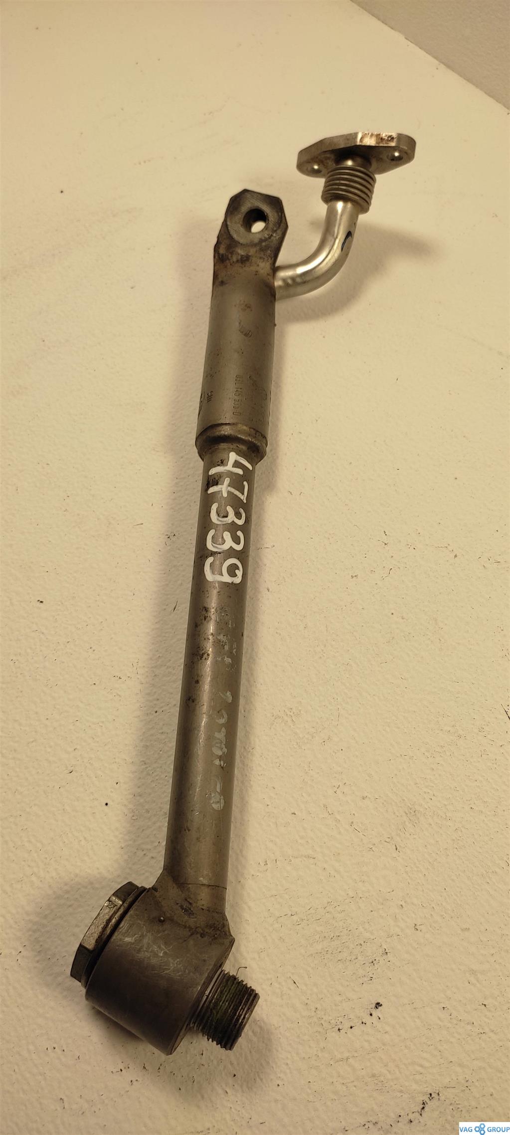 масляная трубка турбины Volkswagen Passat B7 2013, 2.0 л., TDi, дизель, седан, 03L145771N, CAY, CFH, 03L145535A, 03L145535D, CFF, CFG, CLL, CFW, CLN, CLJ, CFJ, CLC, CPY, 03L145771AN, CKR, CWX - фото №1