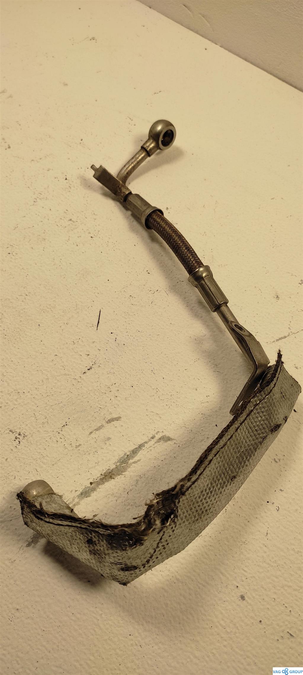 масляная трубка турбины Volkswagen Passat B6 2007, 2.0 л., бензин, седан, BPY, 06F145778F, AXX, BWA, CDL, BZC, BYD, BHZ, BWJ, 06F145778G - фото №1