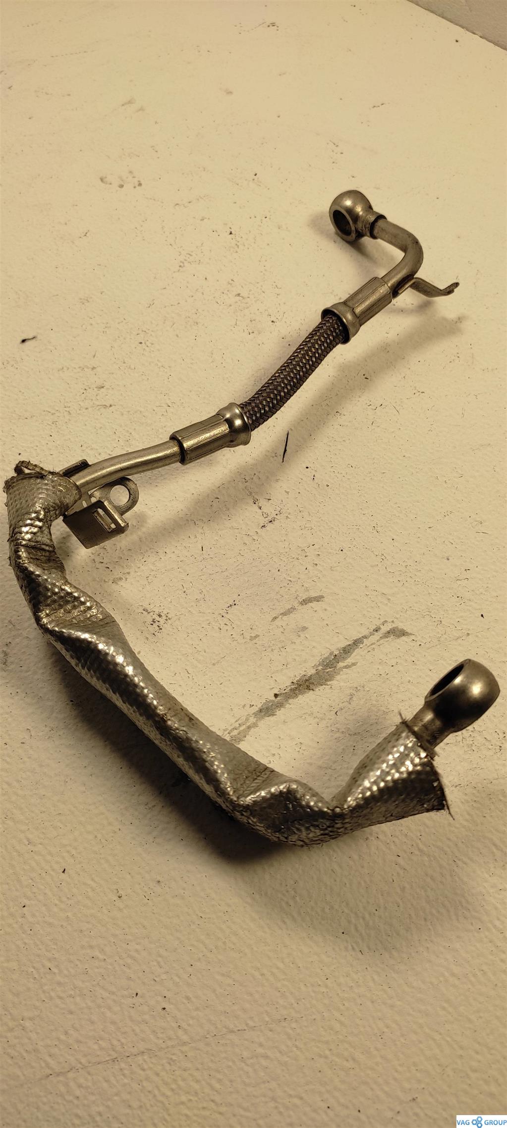 масляная трубка турбины Volkswagen Passat B6 2007, 2.0 л., бензин, седан, BPY, 06F145778F, AXX, BWA, CDL, BZC, BYD, BHZ, BWJ, 06F145778G - фото №1