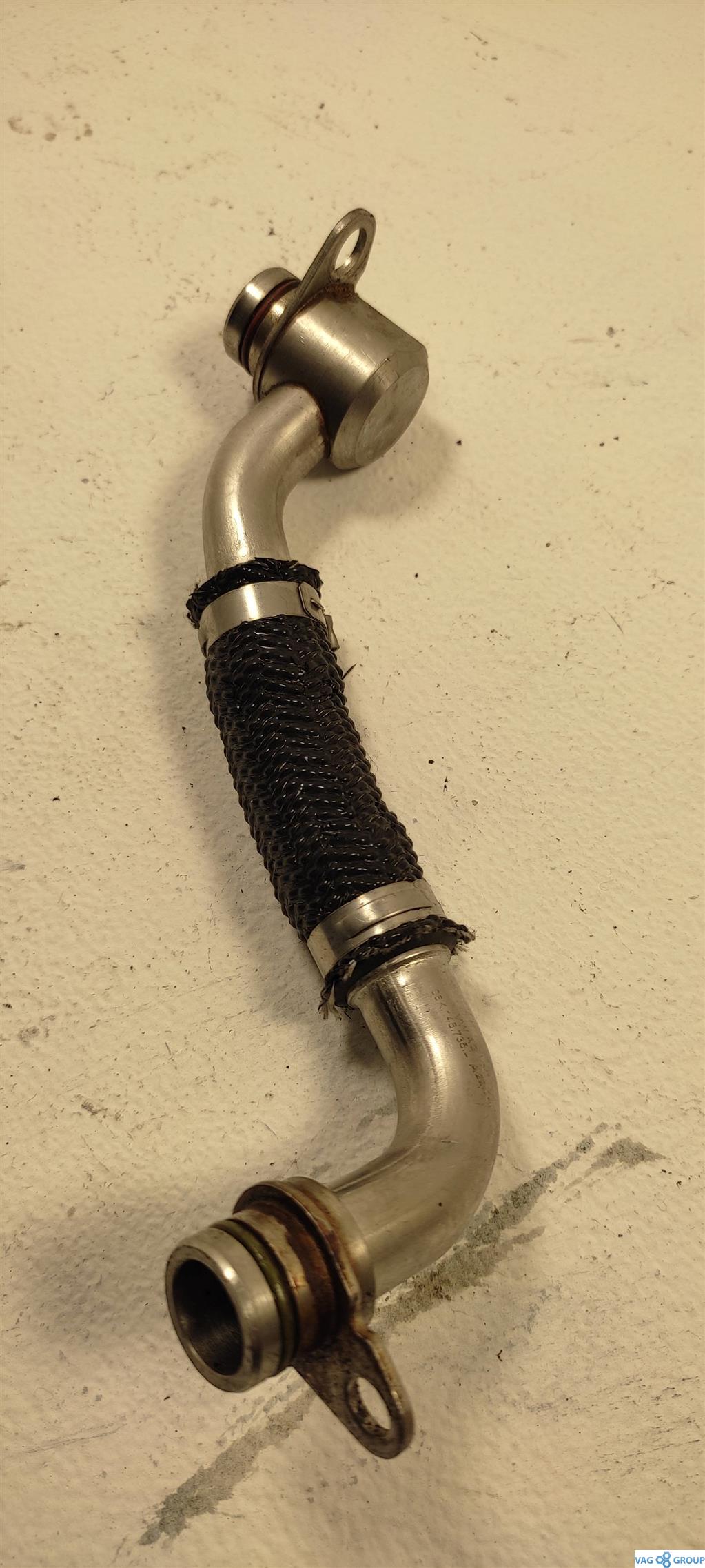 масляная трубка турбины Volkswagen Passat B7 2013, 1.8 л., бензин, седан, CPR, CPK, 06K145735L, DDS, CPL, CPP, . - фото №1