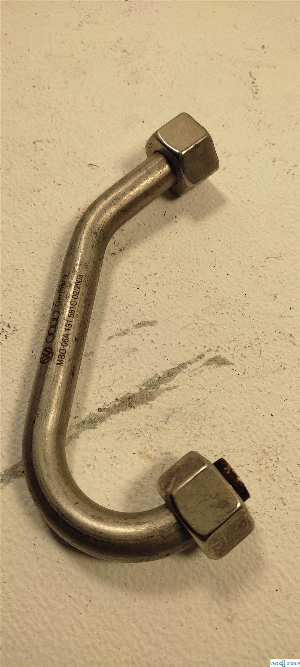 трубка системы рециркуляции EGR Volkswagen Golf 5 поколение 2003, 2.0 л., бензин, хетчбэк 5 дв., 06A131581C, AZJ, BDC, BGD, BEH, . - фото №1