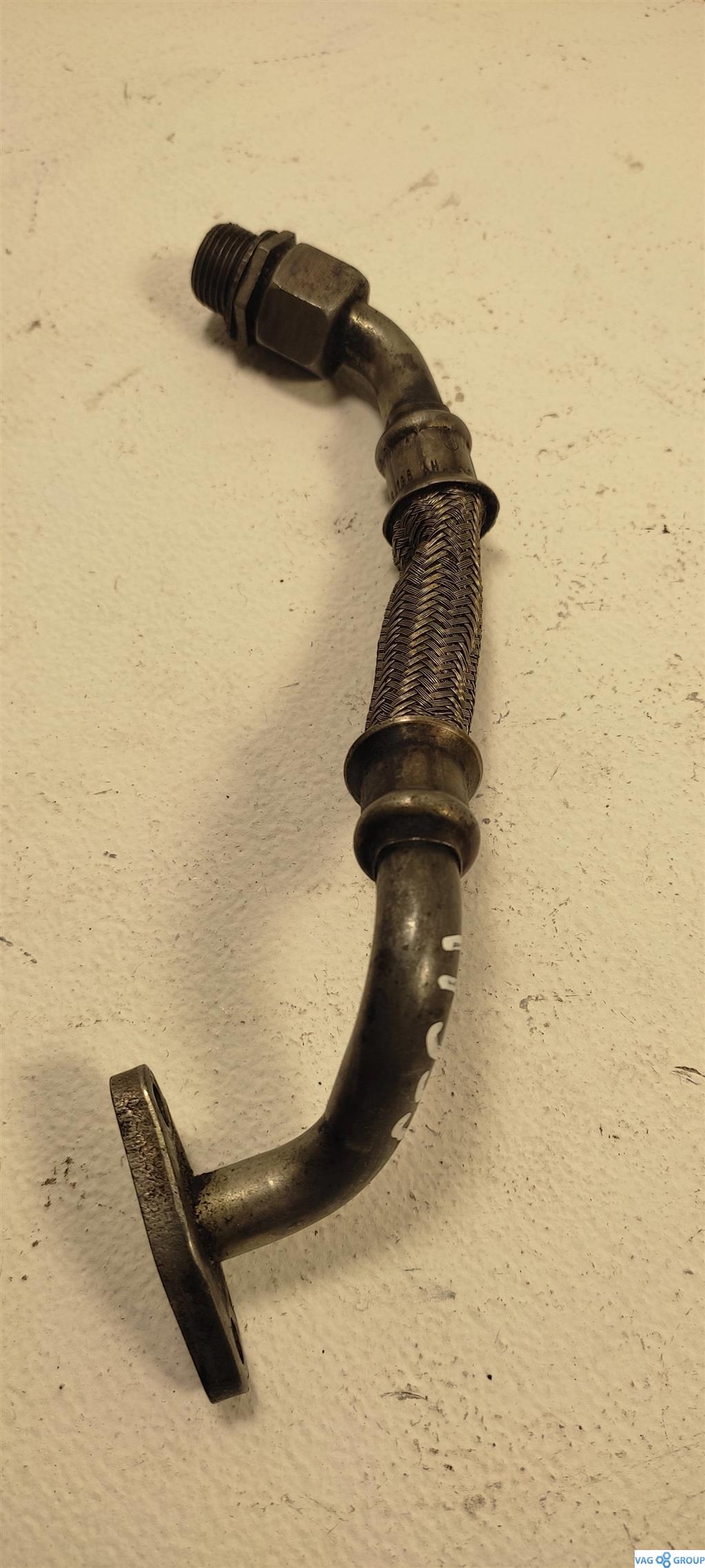 масляная трубка турбины Audi A6 4F/C6 2006, 1.9 л., TDi, дизель, седан, AVF, AVB, BRD, AFN, BRE, AWX, BPW, BKE, 028145736AH, AHH, AJM, AVG, ATJ, BLB, BNA, BRF, BVG, BVF, BVA, BRB, BGW, BHW, BSV, BSS, BWW, BPZ, . - фото №1