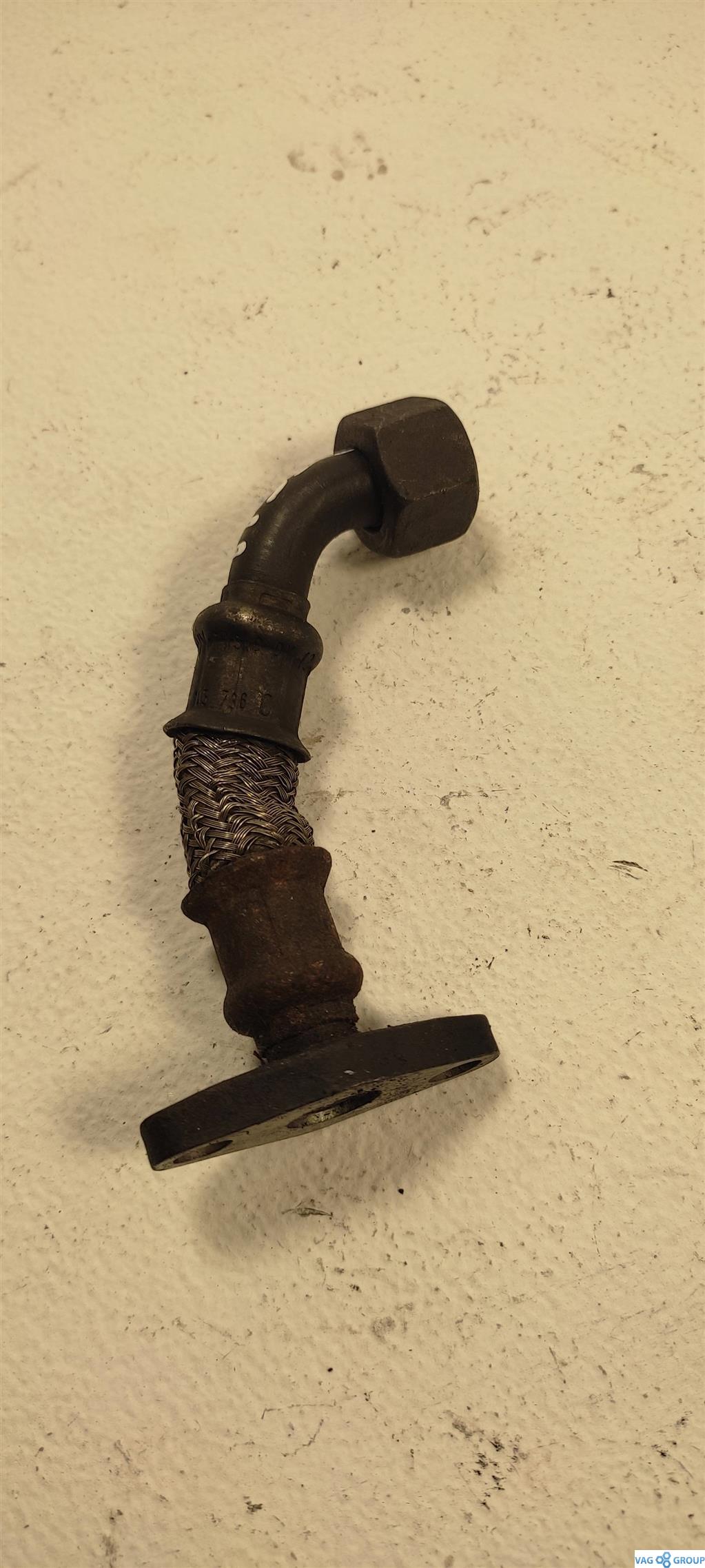 масляная трубка турбины Volkswagen Transporter T5 2006, 1.9 л., TDi, дизель, микроавтобус, AHF, BRS, AUY, ALH, ATD, AXB, AXC, BKC, BRR, BMP, BKD, BXE, 038145736C, BKP, BJB, AZV, AJM, BRU, BXF., BMA, BVE, BSW, AXR, BLT, ASZ, ASV, BWV, BUZ, BTB, BEW, ARL, AVM, BJC, CBH, CBJ, . - фото №1