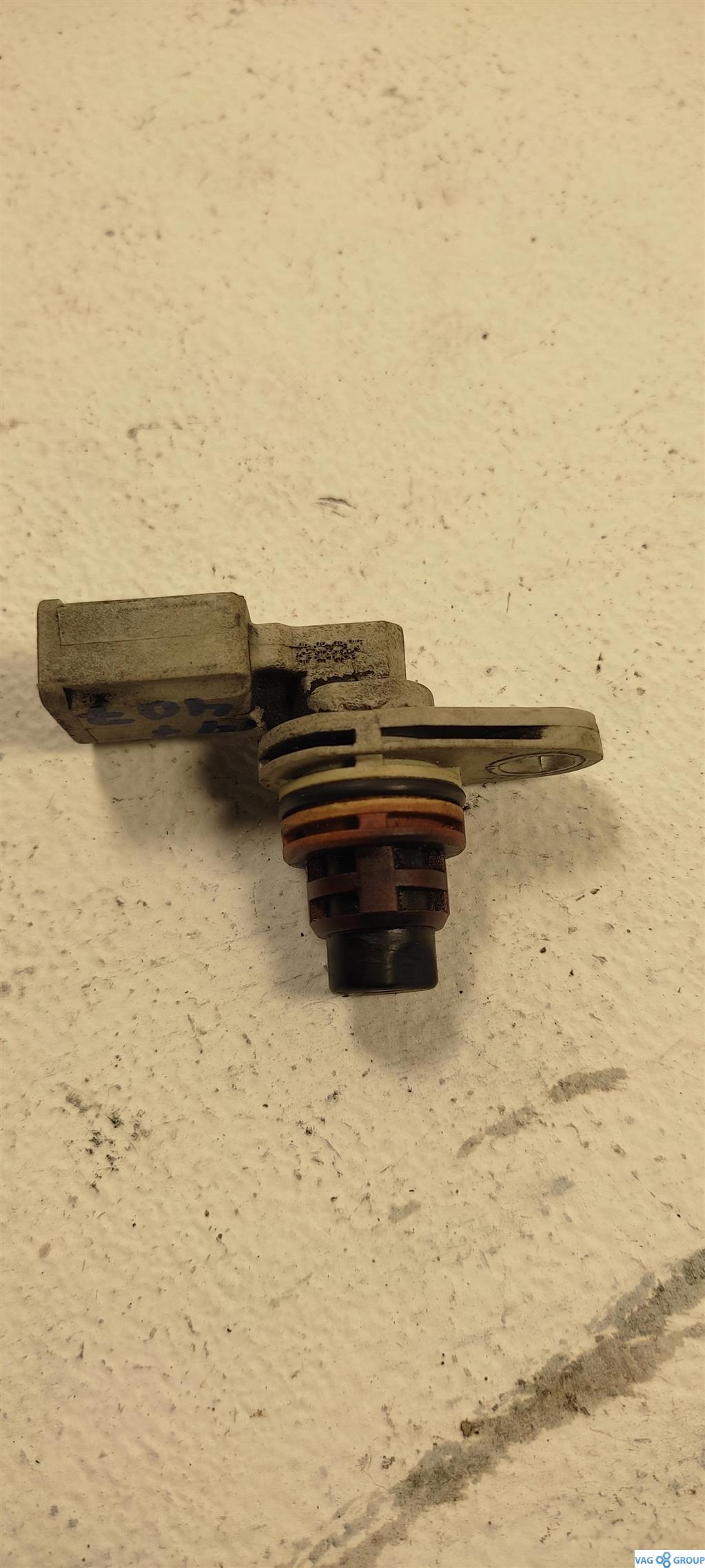 датчик распредвала Volkswagen Passat B6 2007, 3.2 л., бензин, седан, CBZ, BLG, BMY, CAX, CDG, CAV, BHK, BLP, BAG, BSE, BME, BWK, BLV, BTS, AZQ, BZG, 030907601E, AUC, CDA, BSF, BWS, AXZ, 030907601D, APE, AXP, BGU, BLF, BAD, BLM, BAH, BLN, AER, AKK, ALD, ANV, ANW, ARR, ASW, ATE, AUD, AXU, AZN, BDB, BEF, BHG, BHT, BJF, BJR, BJY, BKG, BKR, BMF, BMG, BMH, BMJ, BNW, BNY, BPA, BRN, BSB, BSL, BTE, BTT, BTY, BUB, BWX, CBR, CCP, CCR, CCS, CDD, CDE, CDV, CEE, CEJ, CEV - фото №1