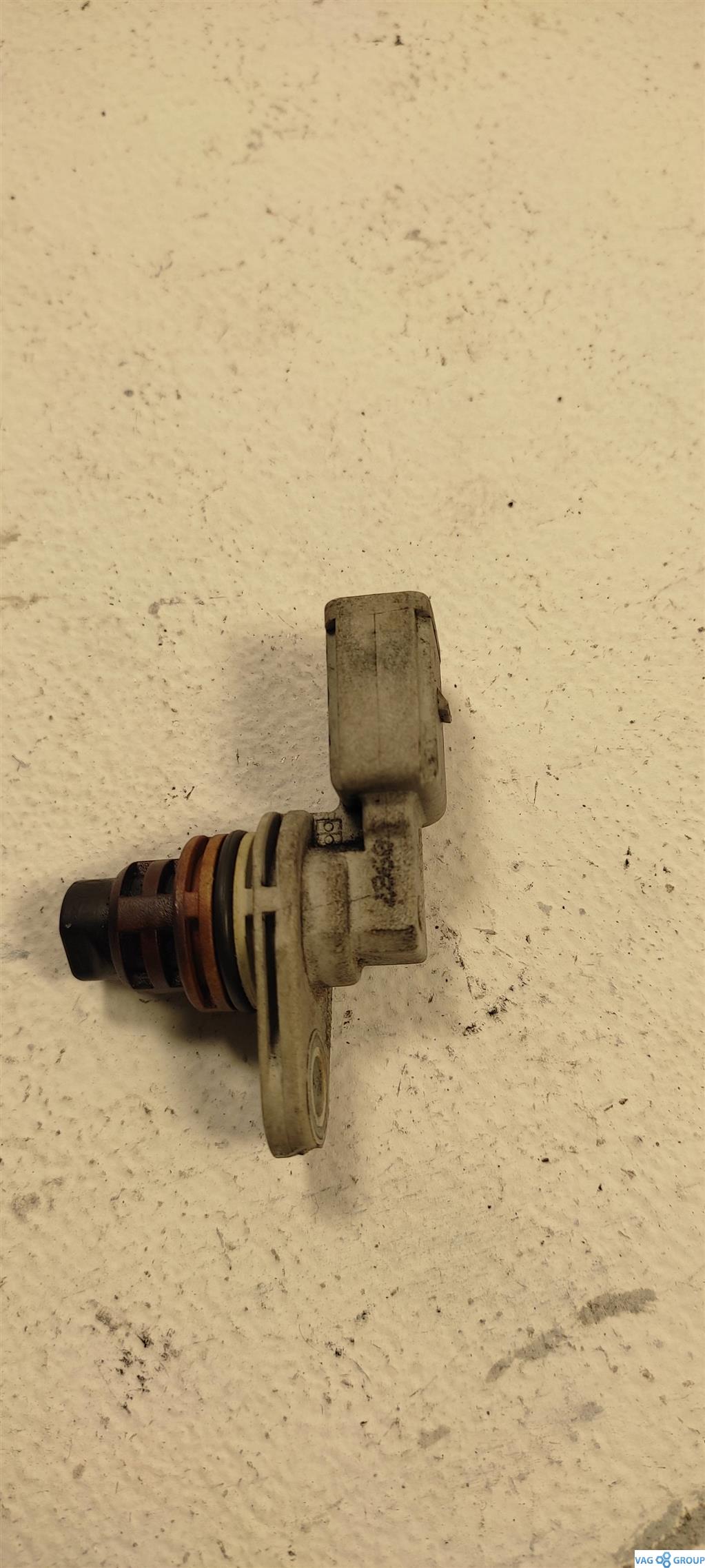 датчик распредвала Volkswagen Passat B6 2007, 3.2 л., бензин, седан, CBZ, BLG, BMY, CAX, CDG, CAV, BHK, BLP, BAG, BSE, BME, BWK, BLV, BTS, AZQ, BZG, 030907601E, AUC, CDA, BSF, BWS, AXZ, 030907601D, APE, AXP, BGU, BLF, BAD, BLM, BAH, BLN, AER, AKK, ALD, ANV, ANW, ARR, ASW, ATE, AUD, AXU, AZN, BDB, BEF, BHG, BHT, BJF, BJR, BJY, BKG, BKR, BMF, BMG, BMH, BMJ, BNW, BNY, BPA, BRN, BSB, BSL, BTE, BTT, BTY, BUB, BWX, CBR, CCP, CCR, CCS, CDD, CDE, CDV, CEE, CEJ, CEV - фото №1