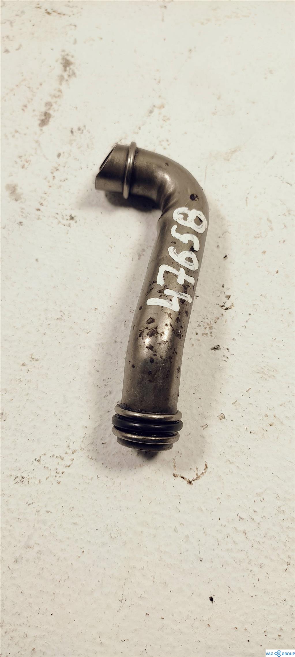 масляная трубка Volkswagen Passat B5 1998, 2.8 л., бензин, седан, APS, AGA, AML, AMX, AQD, AGB, BES, BDV, ALG, ACK, BBG, 078115278B, ATQ, ALF, APR, AGE, ATX, AMM, AJG, ARJ, ASM, ABC, ACZ, AAH, 078278B, AFM, APZ, AZB, ALW, APC, ARN, AZA - фото №1