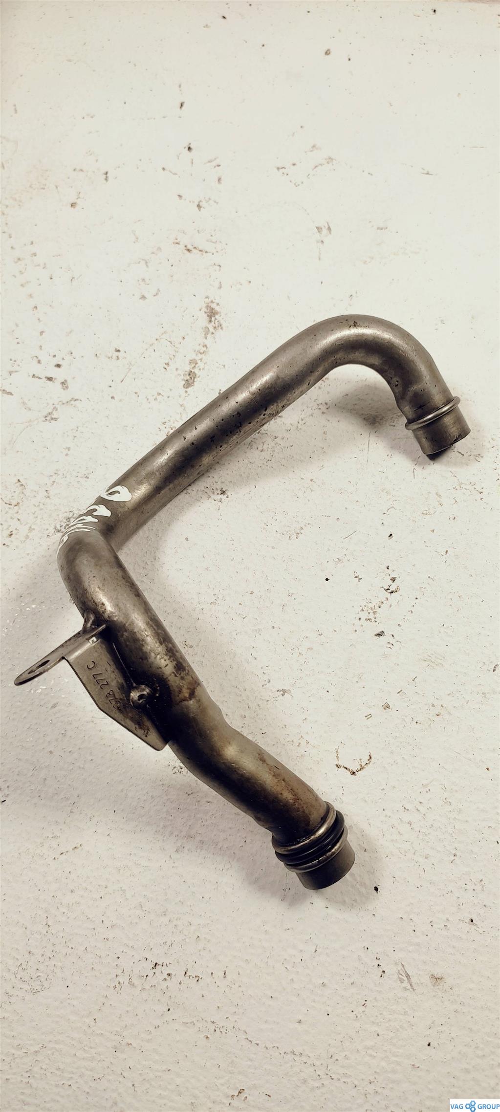 масляная трубка Volkswagen Passat B5 1998, 2.8 л., бензин, седан, APS, AGA, AML, AMX, AQD, AGB, BES, BDV, ALG, ACK, BBG, 078115277C, ATQ, ALF, APR, AGE, ATX, AMM, AJG, ARJ, ASM, ABC, ACZ, AAH, AFM, APZ, AZB, ALW, APC, ARN, AZA, 078277C - фото №1