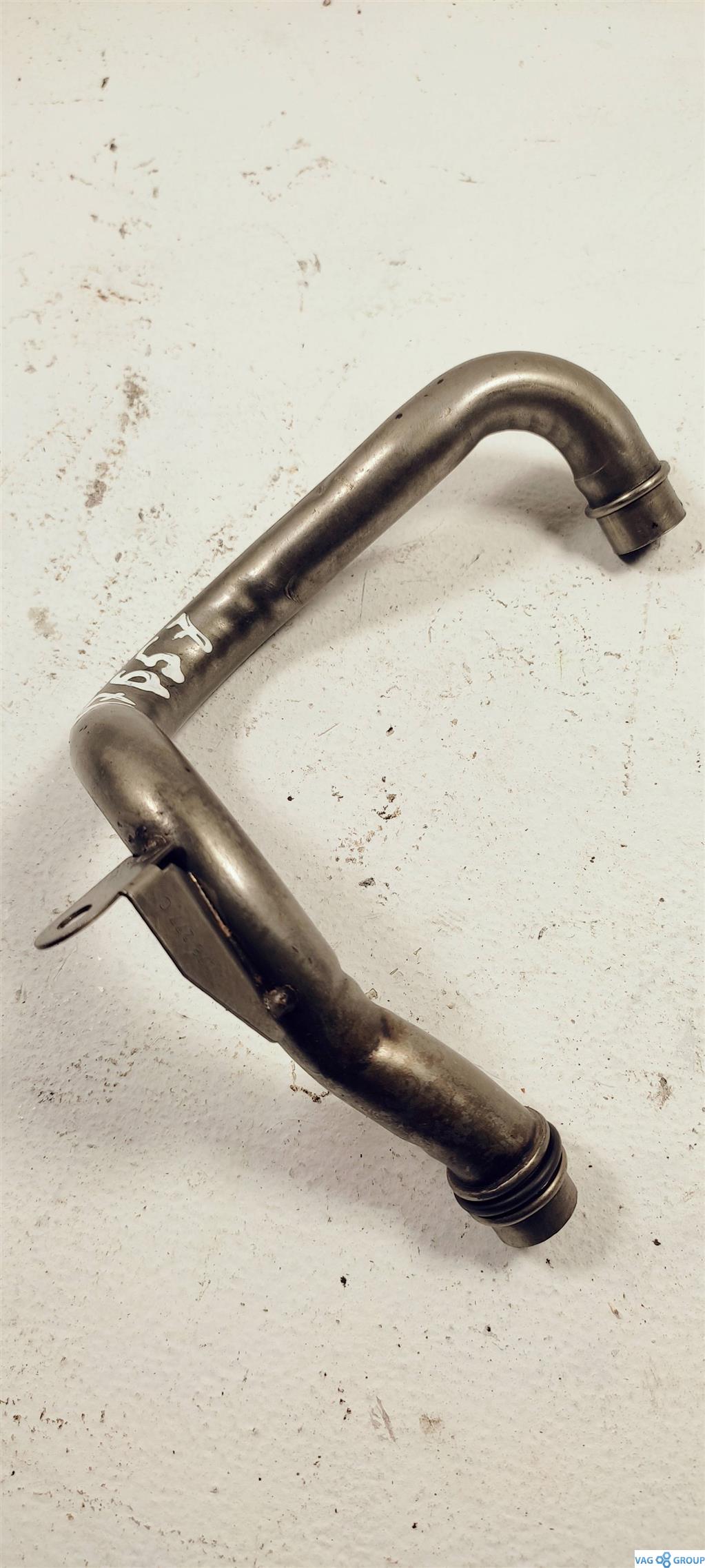 масляная трубка Volkswagen Passat B5 1998, 2.8 л., бензин, седан, APS, AGA, AML, AMX, AQD, AGB, BES, BDV, ALG, ACK, BBG, 078115277C, ATQ, ALF, APR, AGE, ATX, AMM, AJG, ARJ, ASM, ABC, ACZ, AAH, AFM, APZ, AZB, ALW, APC, ARN, AZA, 078277C - фото №1