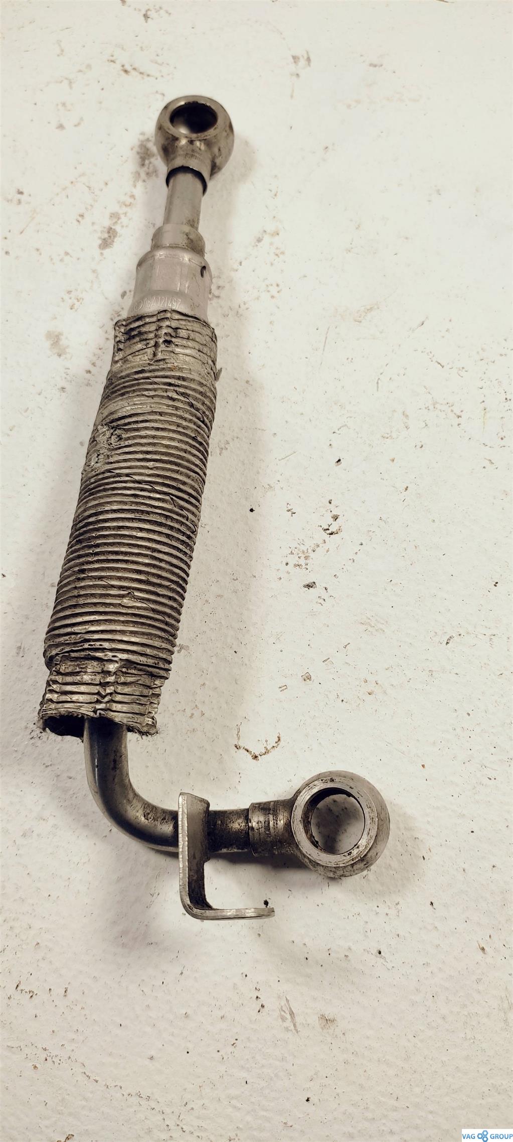масляная трубка турбины Volkswagen Golf 4 поколение 2001, 1.8 л., бензин, хетчбэк 5 дв., AUM, 06A121497Q, AGU, BAM, 06A121497, AUQ, ARZ, AVC, APH, AWU, AWV, AJQ, APP, AQA, APY, ARY, AMK, AUL, ARX - фото №1