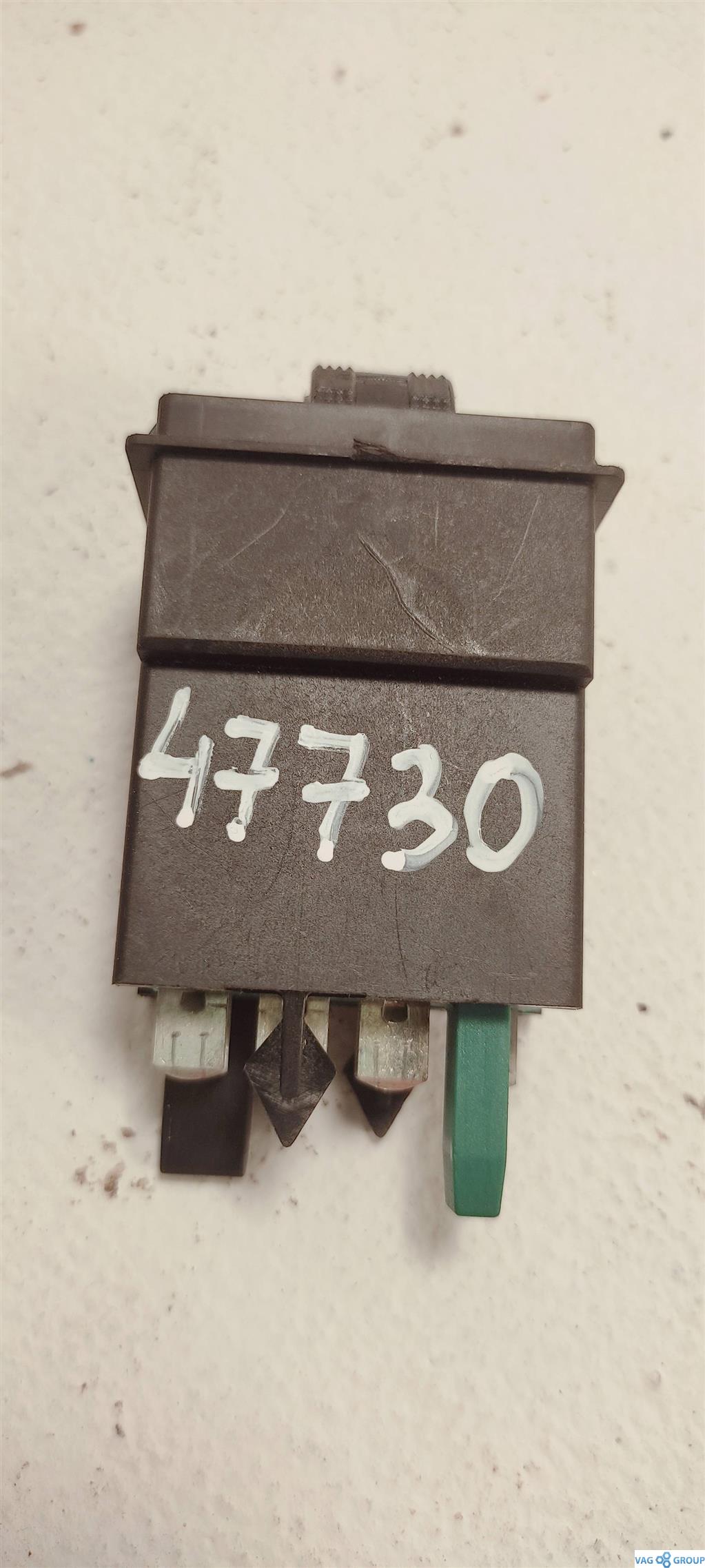 кнопка обогрева сидений Audi A6 4F/C6 2006, 3.2 л., бензин, седан, 8E0963563, . - фото №1