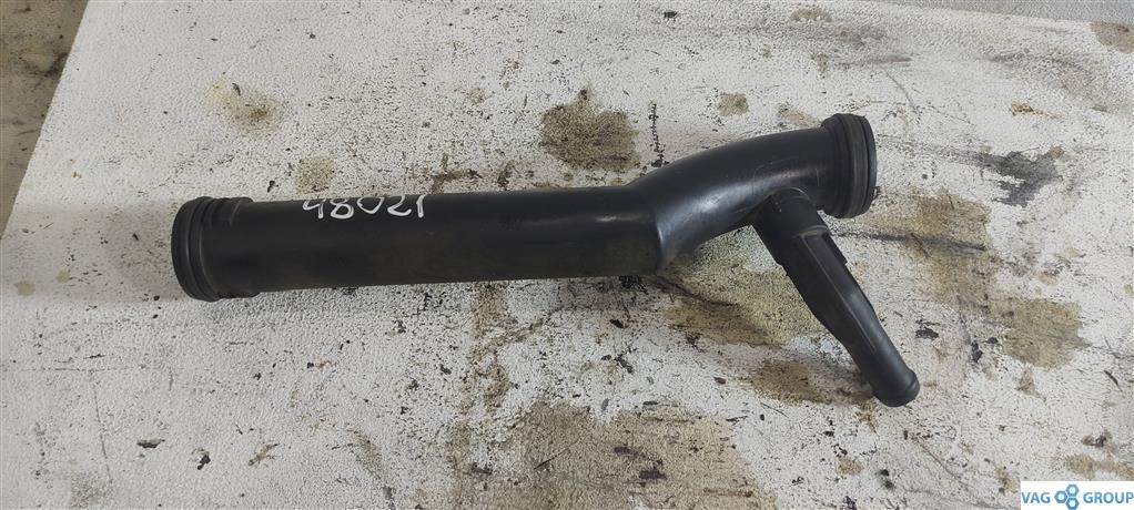 патрубок (трубопровод, шланг) Volkswagen Polo 5 поколение 2012, 1.2 л., бензин, хетчбэк 5 дв., 03E121065A, 03E121026B, CJLA - фото №1