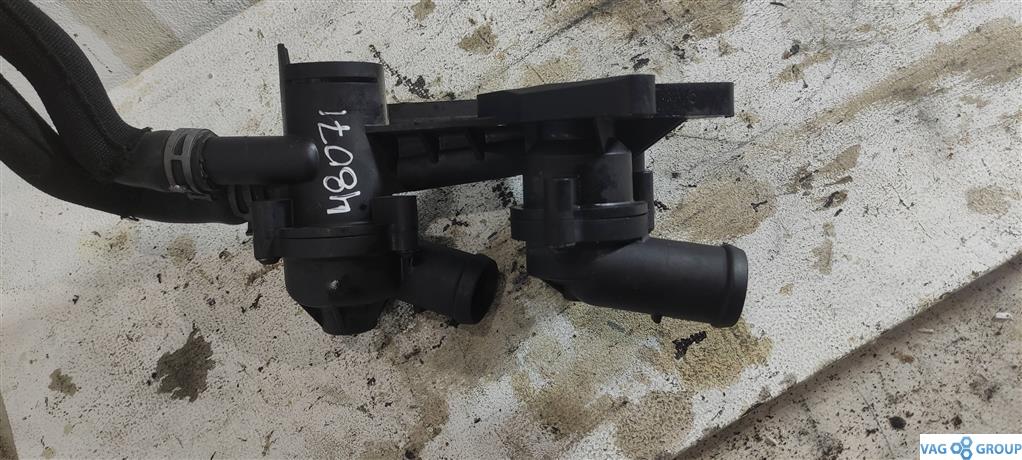 корпус термостата Volkswagen Golf 6 поколение 2010, 1.4 л., TSI, бензин, хетчбэк 5 дв., BLG, BMY, CAX, CDG, CAV, CTH, 03C121111AM, . - фото №1