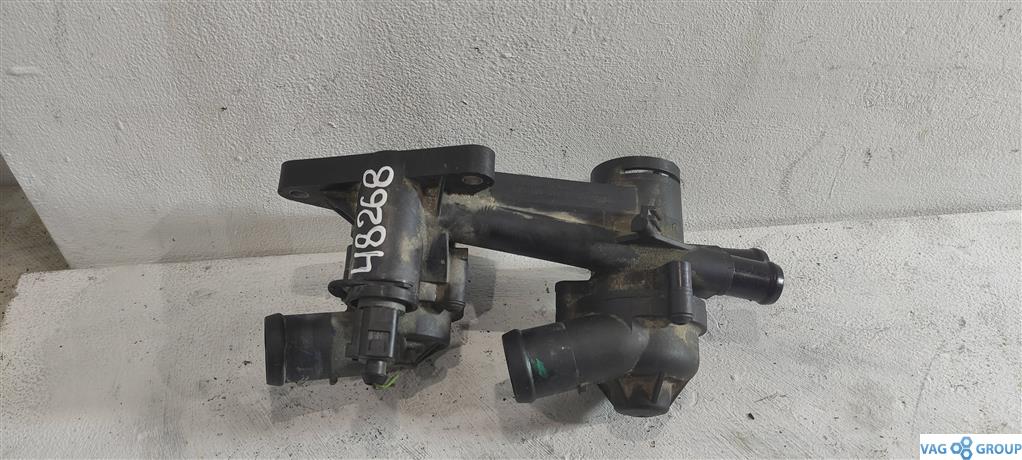 корпус термостата Volkswagen Golf 6 поколение 2010, 1.4 л., TSI, бензин, хетчбэк 5 дв., 03C121118D, 03C121111P, 03C121026AC, BLG, BMY, CAX, CAV, CTH, 03C121111T, 03C121111AB, 03C121121D, 03C121026S, 03C121026AF - фото №1