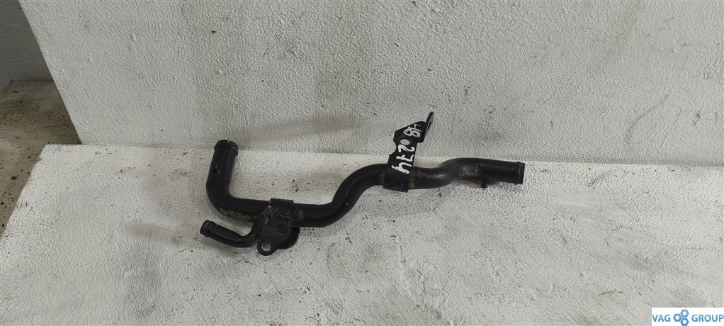 трубка охлаждающей жидкости Volkswagen Jetta 5 поколение 2009, 1.4 л., TSI, бензин, седан, BLG, BMY, CAV, CTH, 1K0121070BJ, CAXA, BLF, CNW, CTK, . - фото №1