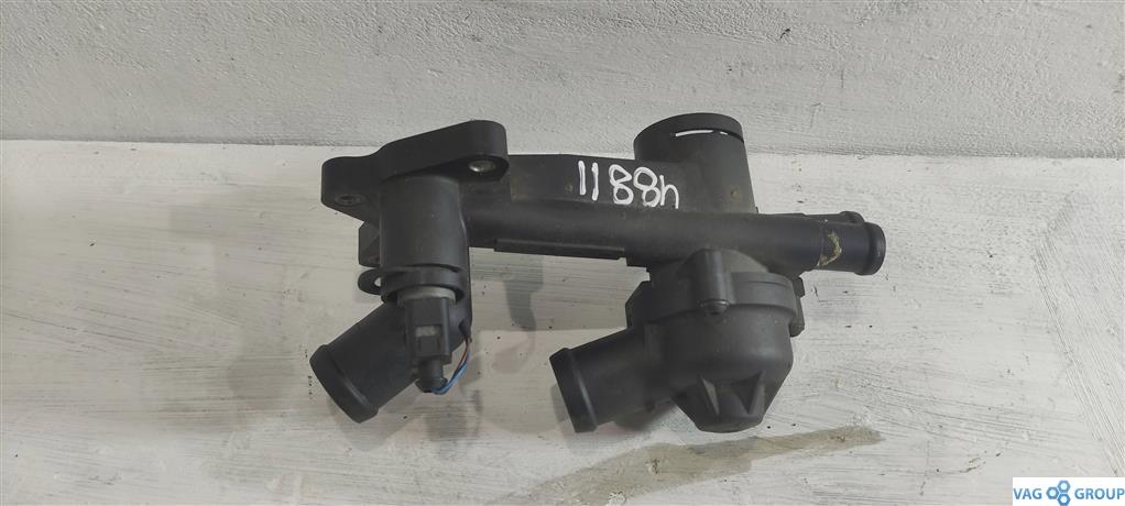 корпус термостата Volkswagen Polo 5 поколение 2012, 1.2 л., бензин, хетчбэк 5 дв., 03C121111B, BME, BZG, BBM, BMD, CJLA, . - фото №1