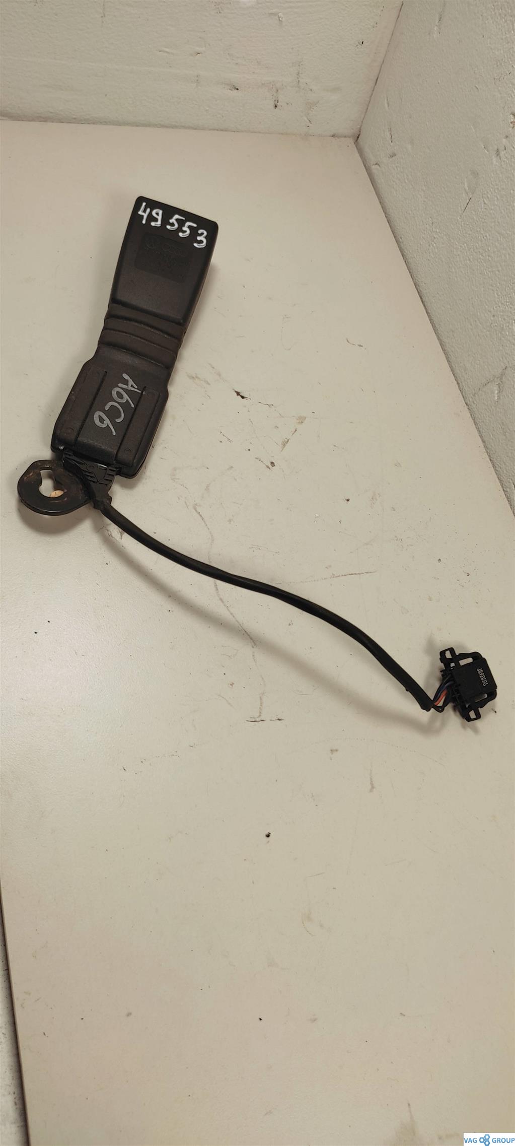 замок ремня безопасности Audi A6 4F/C6 2006, бензин, седан, 8E0857756D, 8E0857756J, 8E0857756M, . - фото №1