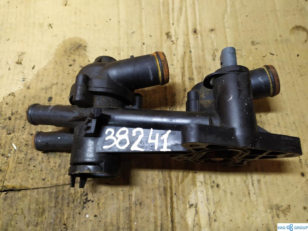 корпус термостата Volkswagen Golf 6 поколение 2010, 1.4 л., TSI, бензин, хетчбэк 5 дв., 03C121118D, 03C121111P, BLG, BMY, CAX, CDG, CAV, CTH, 03C121111T, 03C121111AB, 03C121121D, 03C121026S, 03C121026AF - фото №1