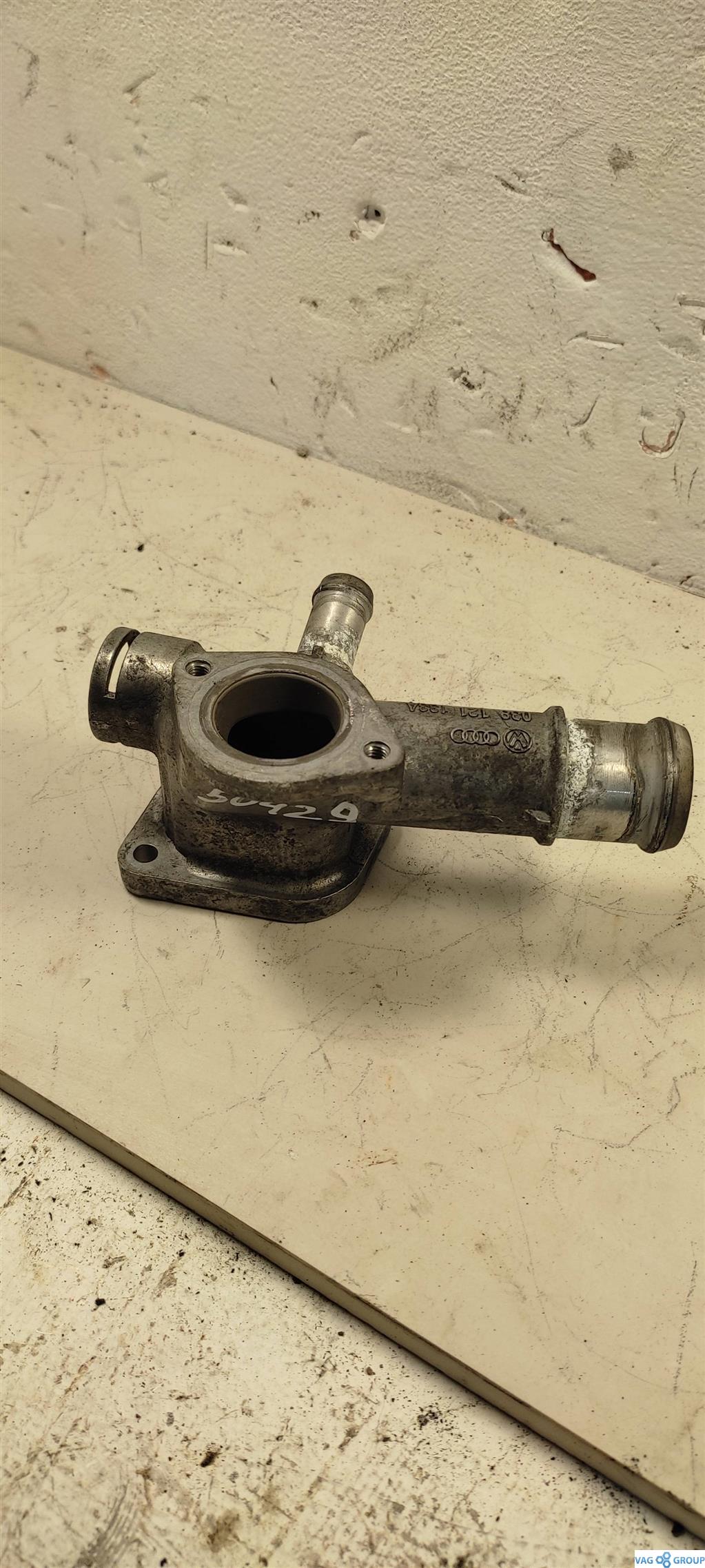 фланец (тройник) системы охлаждения Skoda Octavia 2 поколение (A5) 2006, 1.9 л., TDi, дизель, 038121145, AHF, ALH, ATD, 038121133A, AXR, ASZ, ASV, AGR, AQM - фото №1