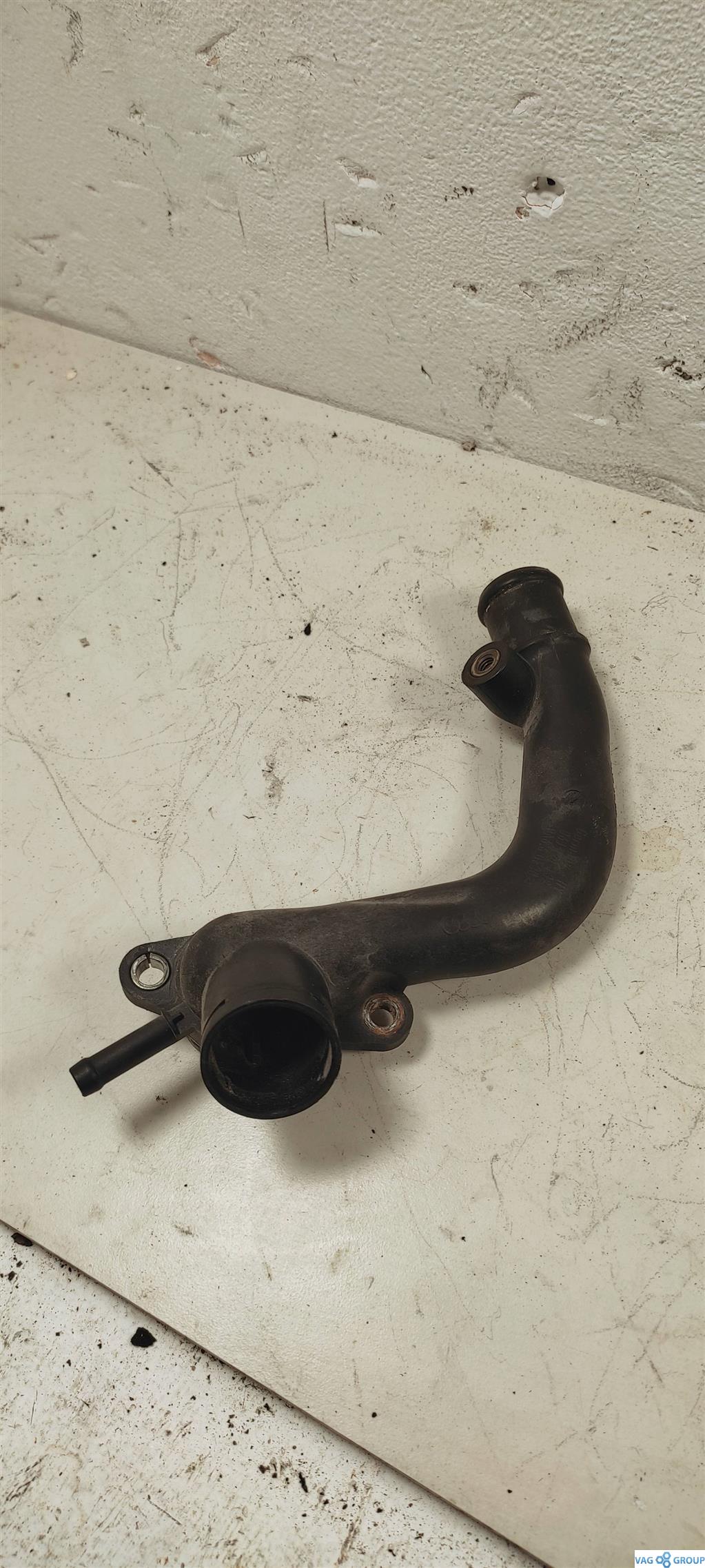 фланец (тройник) системы охлаждения Volkswagen Passat B7 2013, 2.0 л., TFSI, бензин, седан, 06J121132, . - фото №1