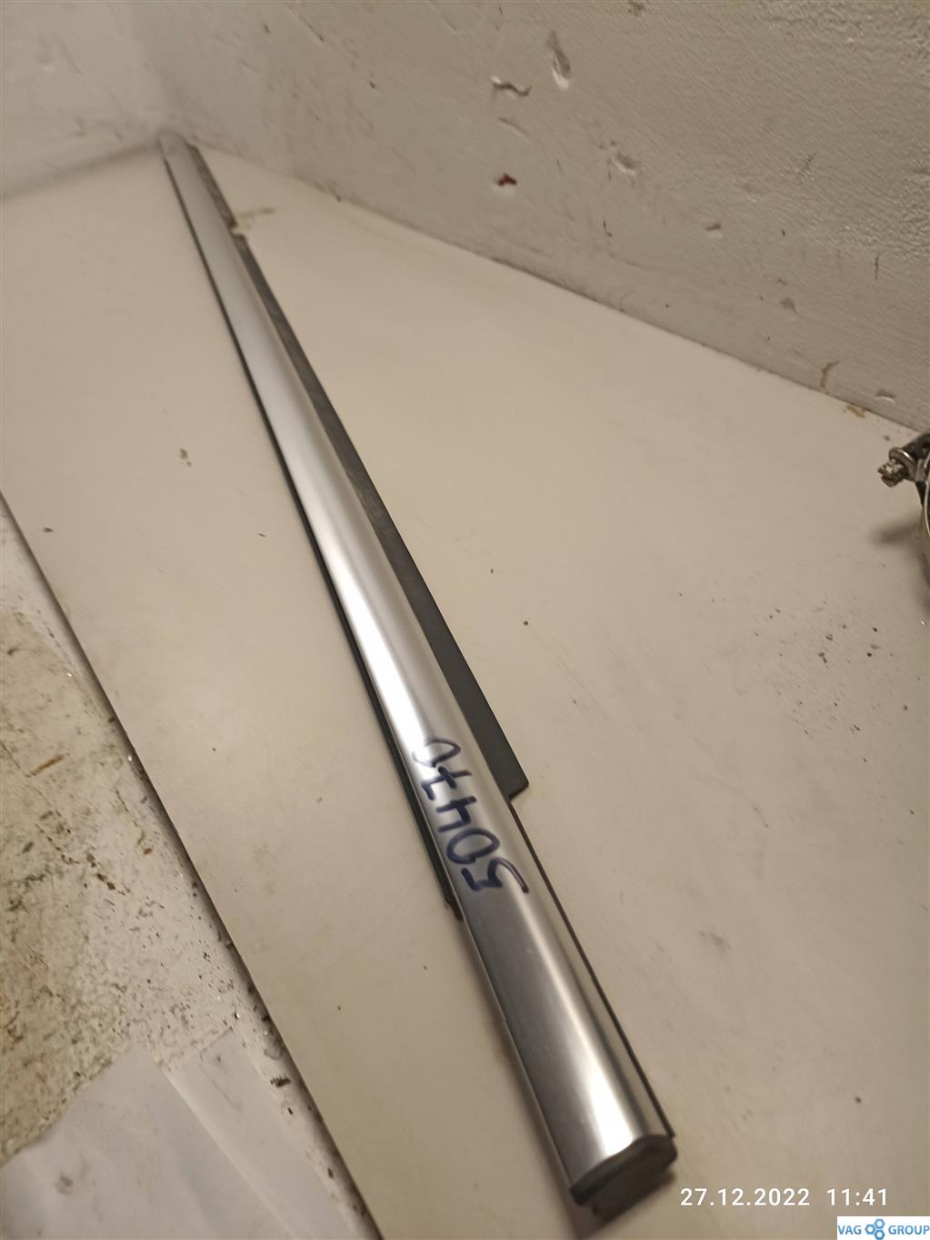 молдинг двери задней правой Volkswagen Tiguan 1 поколение 2009, 5N0839267, . - фото №1