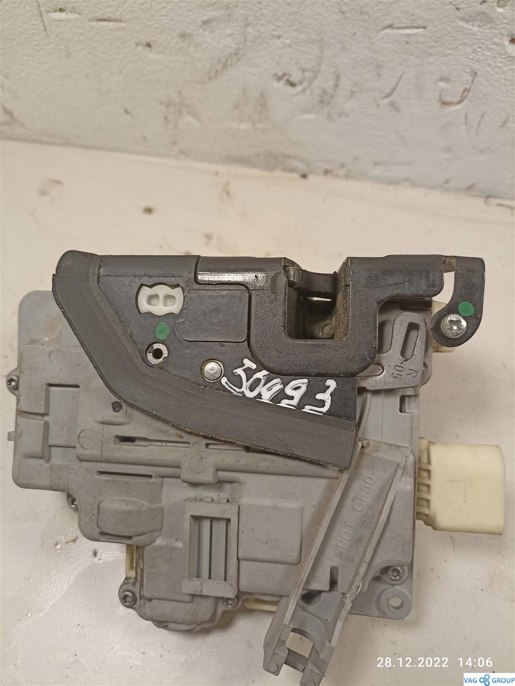 замок двери передней правой Volkswagen Touareg 2 поколение 2012, 8J1837016A, . - фото №1