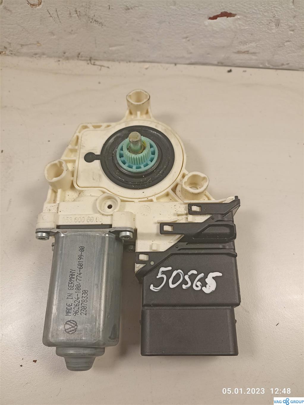 моторчик стеклоподъемника задний правый Volkswagen Tiguan 1 поколение 2009, 1K0959794E, . - фото №1