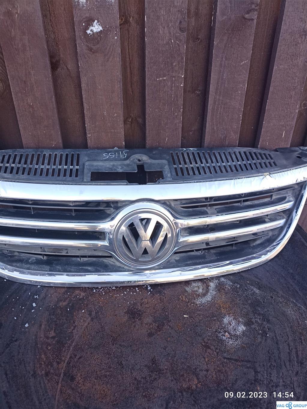 решетка радиатора Volkswagen Tiguan 1 поколение 2007, 5N0853651C, . - фото №1