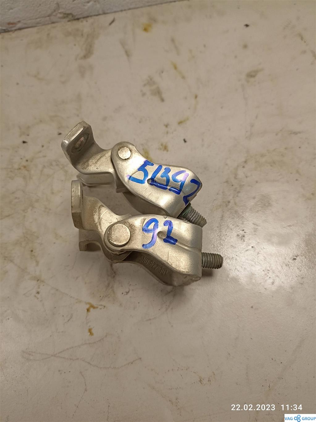 петля крышки багажника Volkswagen Tiguan 1 поколение 2009, 5N0827301, . - фото №1