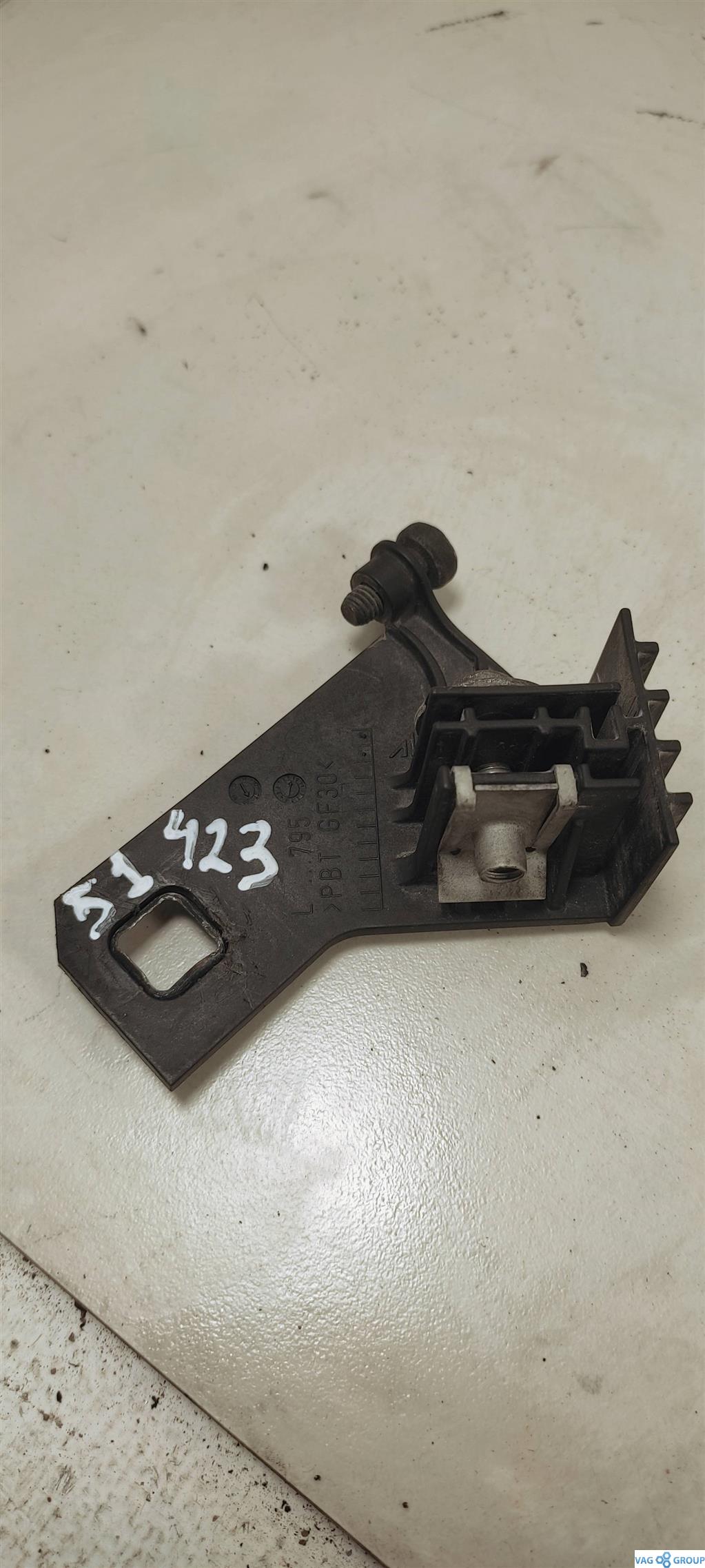 крепление фары левой Audi A4 B8/8K 2010, 8K1941121, . - фото №1