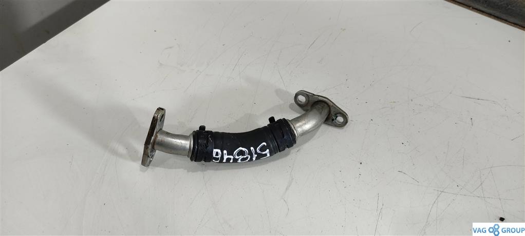 масляная трубка турбины Volkswagen Amarok 1 поколение 2013, 2.0 л., бензин, пикап, 06H145735G, 06H145735H, CAW, CCT, CDN, CFK, CBF, CCZ, CAE, CHJ, CPM, CFP, CPS, CES, CET - фото №1