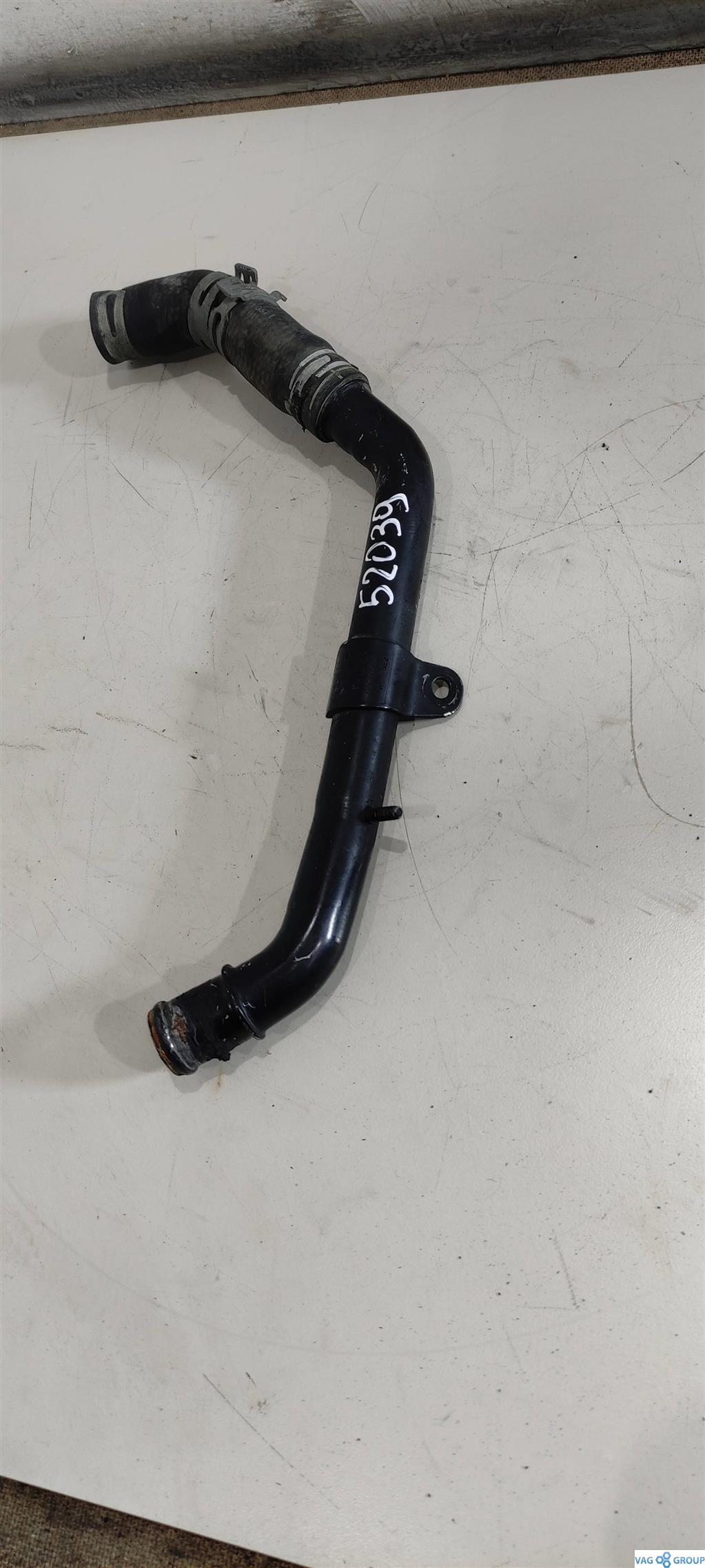 трубка охлаждающей жидкости Audi A4 B7 2006, 2.0 л., бензин, седан, 06D121111G, BPJ, BWE, 06D121065L, 06D121065J, BGB, BUL, BYK - фото №1