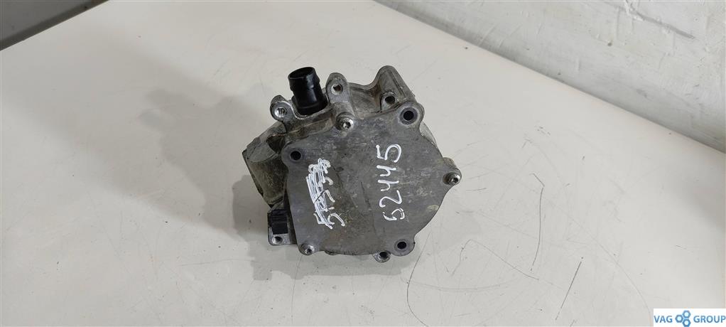 насос вакуумный Volkswagen Jetta 6 поколение 2012, 1.8 л., TFSI, бензин, седан, 06K145100J, CXBA, CXBB, CPKA, CPRA, CPLA, CPPA, 06K145100BB - фото №1