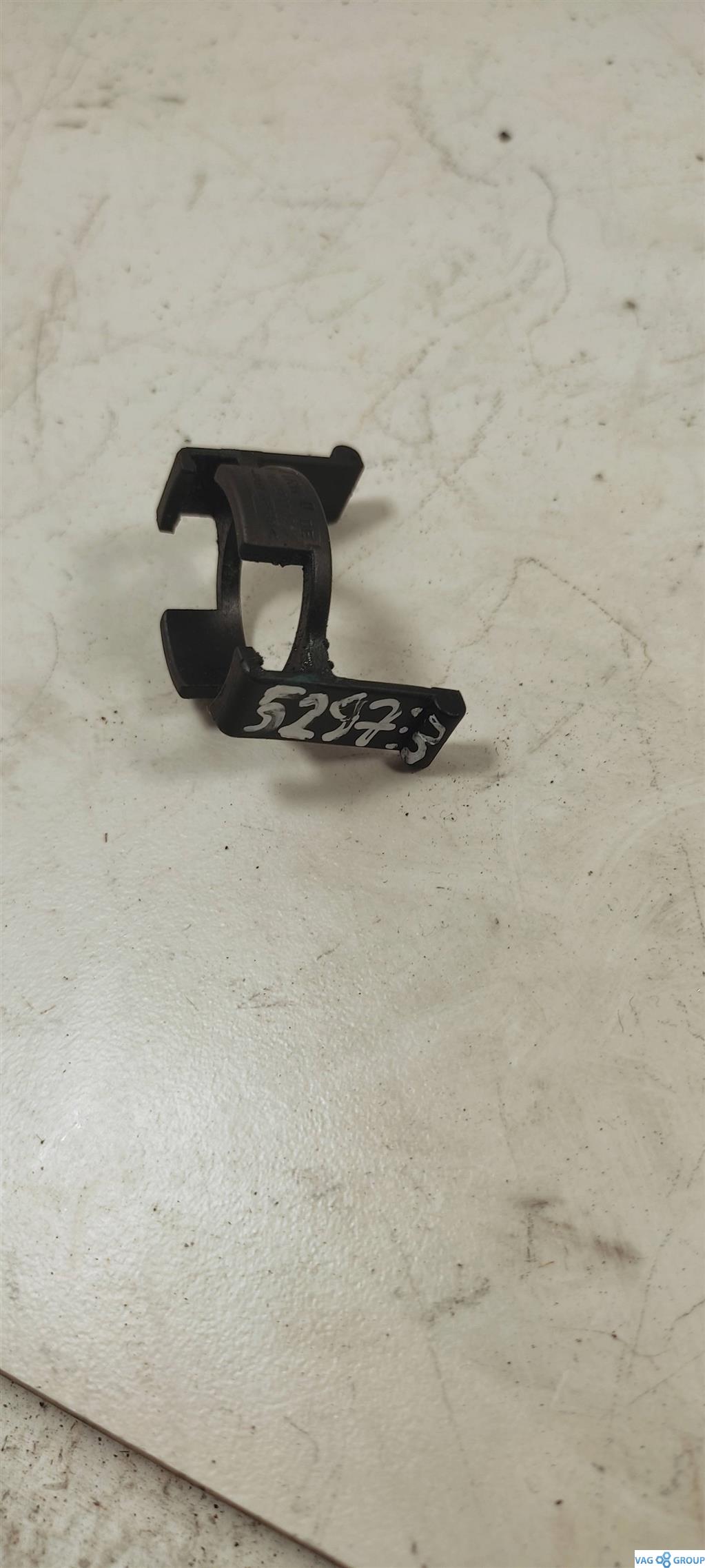 Запорная скоба Volkswagen Passat B7 2013, 06H121142C, . - фото №1