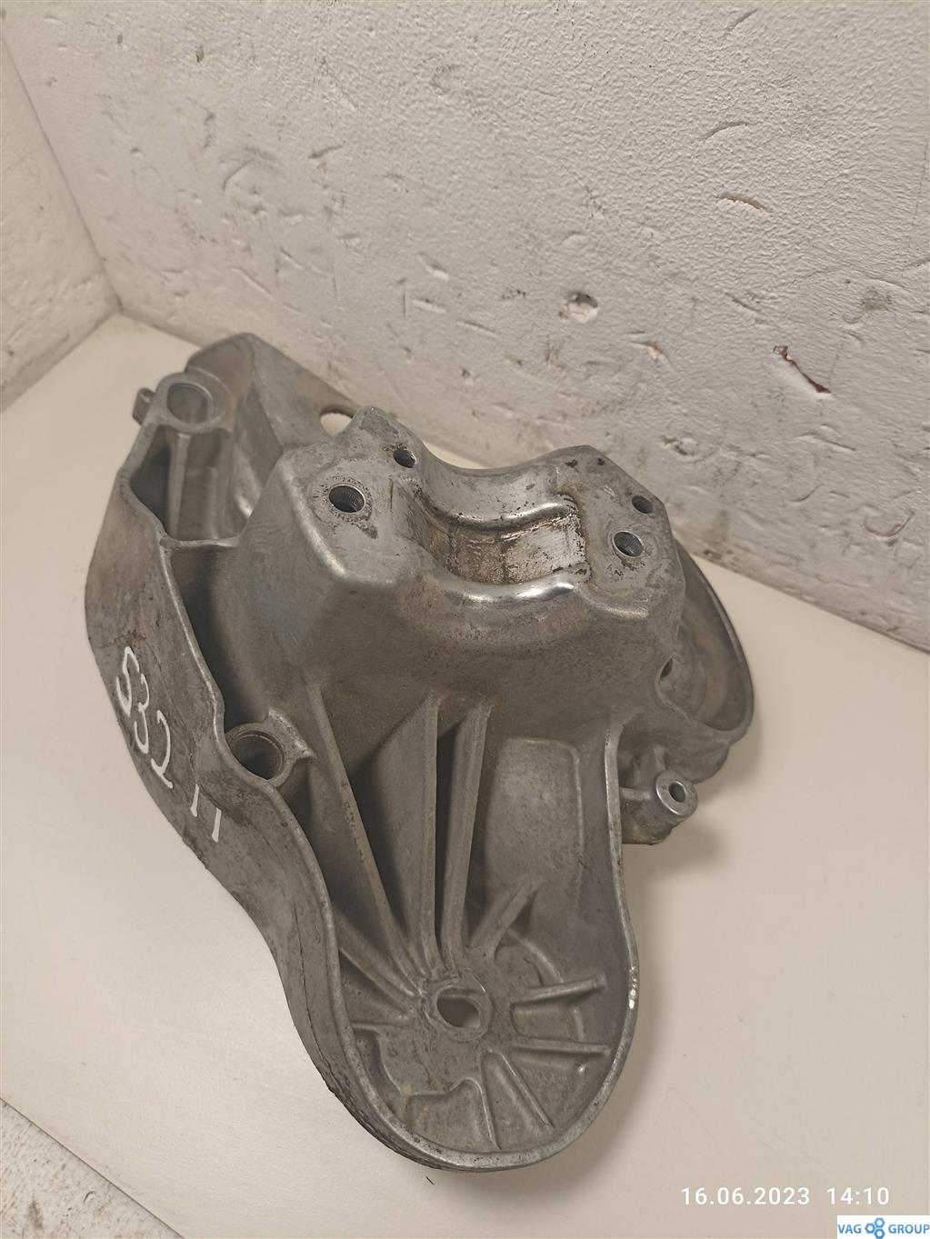 кронштейн двигателя Audi A6 4F/C6 2006, 4F0199351H, . - фото №1