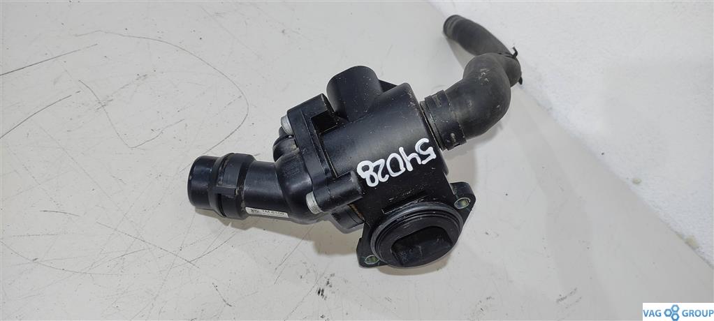 корпус термостата Volkswagen Jetta 5 поколение 2009, 2.0 л., бензин, седан, 06F121111, BVY, BLR, BLX, BVX, AXW, AXX, . - фото №1