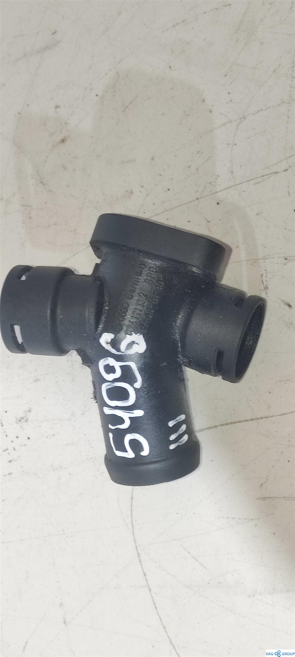 фланец (тройник) системы охлаждения Volkswagen Transporter T4 1999, 2.5 л., TDi, дизель, фургон, ACV, 074121132, . - фото №1