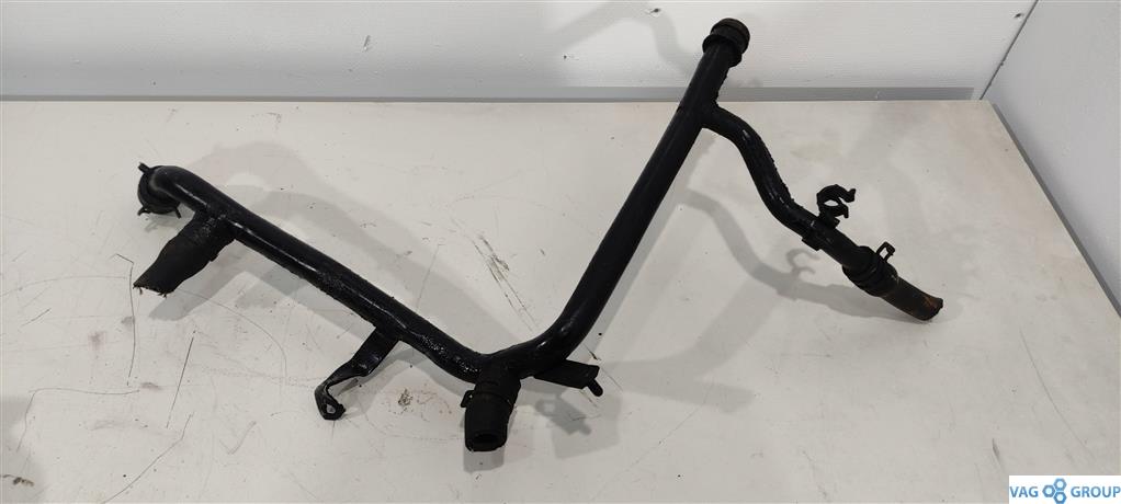 трубка охлаждающей жидкости Volkswagen Golf 4 поколение 2001, 1.8 л., бензин, хетчбэк 5 дв., AUM, AGU, 06A121065E, AUQ, ARY, ARX, . - фото №1