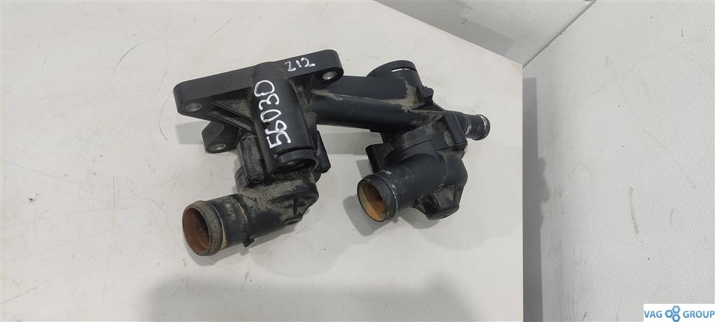 корпус термостата Volkswagen Golf 6 поколение 2010, 1.4 л., TSI, бензин, хетчбэк 5 дв., 03C121118D, 03C121111P, 03C121026AC, BLG, BMY, CAX, CDG, CAV, CTH, 03C121111T, 03C121111AB, 03C121121D, 03C121026S, 03C121026AF - фото №1