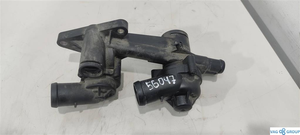 корпус термостата Volkswagen Golf 6 поколение 2010, 1.4 л., TSI, бензин, хетчбэк 5 дв., 03C121118D, 03C121111P, 03C121026AC, BLG, BMY, CAX, CDG, CAV, CTH, 03C121111T, 03C121111AB, 03C121121D, 03C121026S, 03C121026AF - фото №1