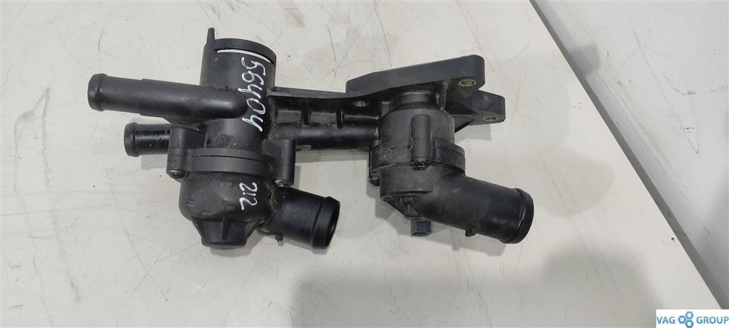 корпус термостата Volkswagen Golf 6 поколение 2010, 1.4 л., TSI, бензин, хетчбэк 5 дв., 03C121118D, 03C121111P, 03C121026AC, BLG, BMY, CAX, CDG, CAV, CTH, 03C121111T, 03C121111AB, 03C121121D, 03C121026S, 03C121026AF - фото №1