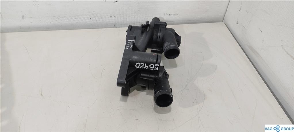 корпус термостата Volkswagen Passat B6 2007, 1.4 л., TSI, бензин, универсал, 03C121118D, 03C121111P, 03C121026AC, BLG, BMY, CAX, CDG, CAV, CTH, 03C121111T, 03C121111AB, 03C121121D, 03C121026S, 03C121026AF - фото №1