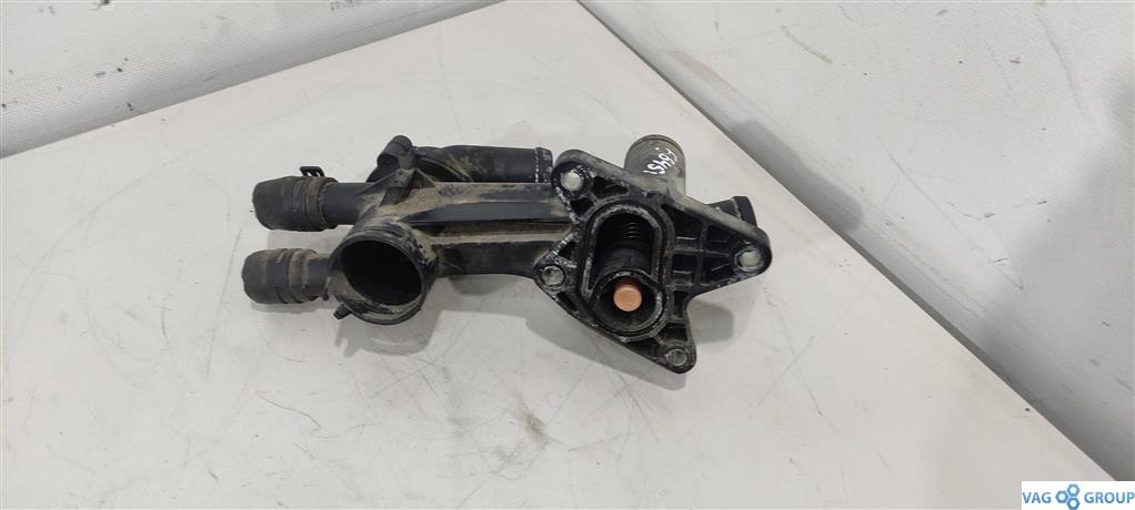 корпус термостата Volkswagen Passat B6 2007, 1.4 л., TSI, бензин, универсал, 03C121118D, 03C121111P, 03C121026AC, BLG, BMY, CAX, CDG, CAV, CTH, 03C121111T, 03C121111AB, 03C121121D, 03C121026S, 03C121026AF - фото №1