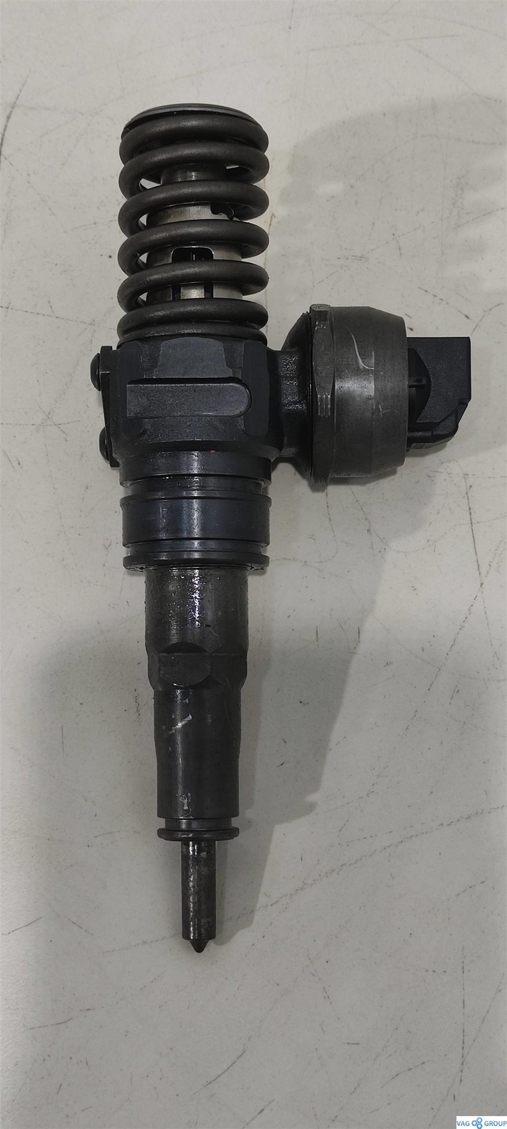 форсунка Volkswagen Golf 5 поколение 2007, 1.9 л., TDi, дизель, ATD, AXB, AXC, BKC, 038130073AG, 038130073AQ, 038130073AM, BXE, BRU, BXF, 0414720208, 0414720213, 0414720215 - фото №1