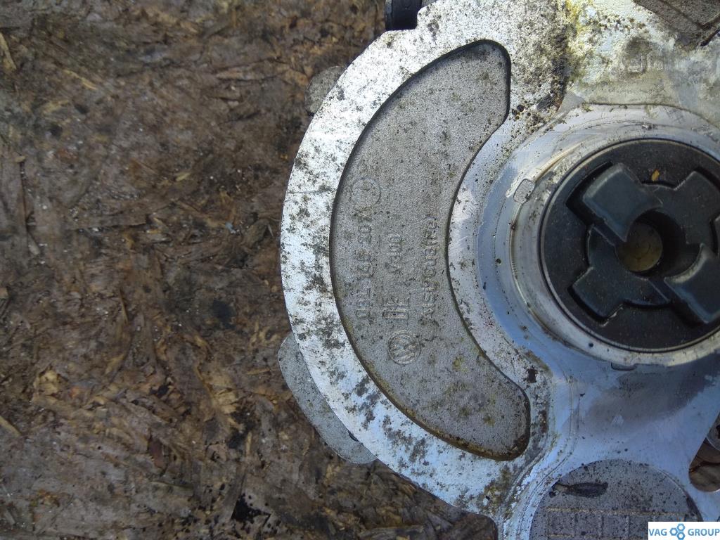 насос вакуумный Volkswagen Golf 7 поколение 2014, 1.6 л., TDi, дизель, хетчбэк 5 дв., 03L145207, CBAA, CBAB, CBDC, CLCA, CFF, CFG, CGLC, CMGB, CFJA, CJAA, CFHC, CBDA, CAYD, CAYE, CEGA, CLJA, CLLB, CJCA, 03L145100J - фото №1