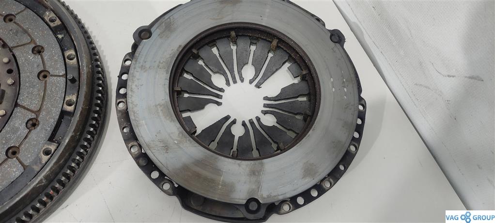 маховик Volkswagen Golf 4 поколение 2001, 1.8 л., бензин, хетчбэк 5 дв., AUM, AGU, 06A105264M, . - фото №1