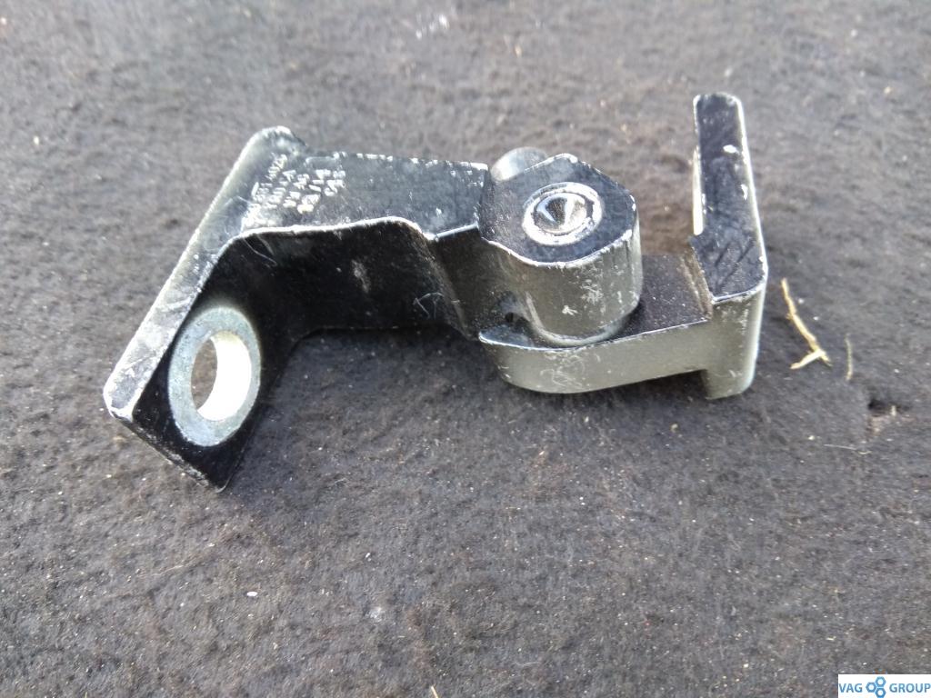 петля двери Volkswagen Golf 7 поколение 2014, 2.0 л., TDi, дизель, хетчбэк 5 дв., 8K0831402G, . - фото №1