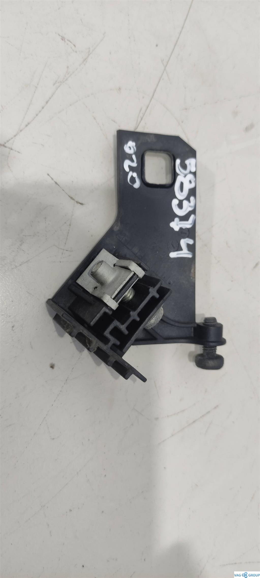 крепление фары левой Audi A4 B8/8K 2010, бензин, 8K1941121, . - фото №1