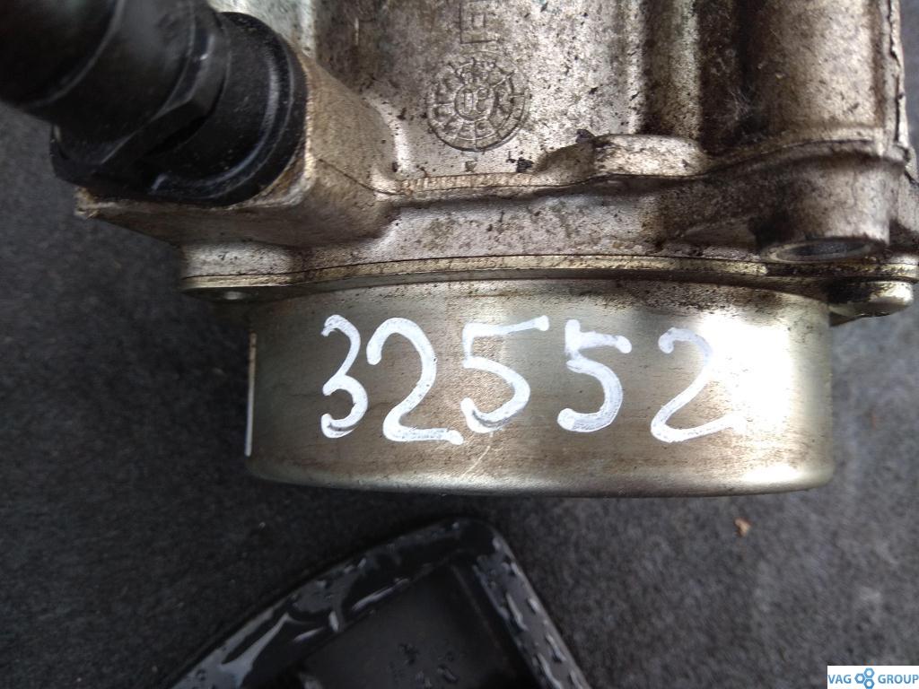 насос вакуумный Volkswagen Passat B6 2009, 1.8 л., TFSI, бензин, седан, 06H145100AB, 06H145100S, CDA, CCT, BYT, BZB, 06H145100AK, CBF, CAWB, CAB, BZW - фото №1