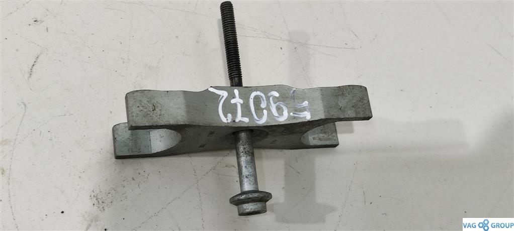 крепление форсунки Volkswagen Passat B7 2013, 2.0 л., TDi, дизель, седан, 03L130216A, CFF, 03L216A - фото №1